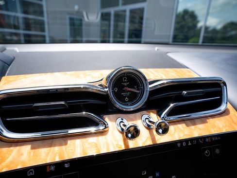 Used 2022 Bentley Bentayga AWD/4WD image 42