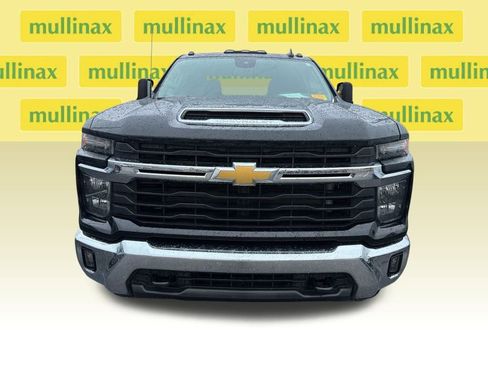 Used 2024 Chevrolet Silverado 2500 LT image 2