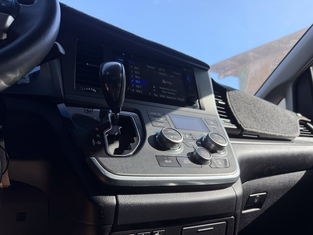 Used 2016 Toyota Sienna SE FWD image 17