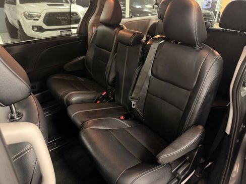 Used 2016 Toyota Sienna SE image 26