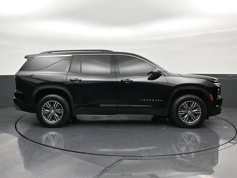 Used 2025 Chevrolet Traverse LT FWD image 6