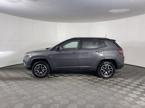 Used 2024 Jeep Compass Trailhawk w/ Trailhawk Elite Group image 3