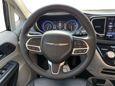 Certified 2024 Chrysler Pacifica Touring-L image 12