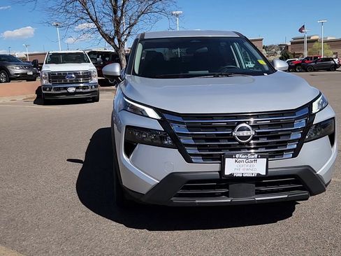 Used 2025 Nissan Rogue SV AWD/4WD image 4