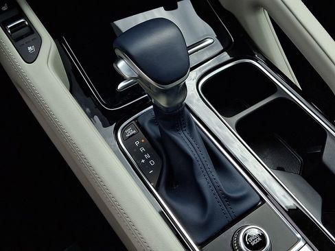 Certified 2025 Kia Telluride SX w/ SX Captain's Chair Package FWD image 16