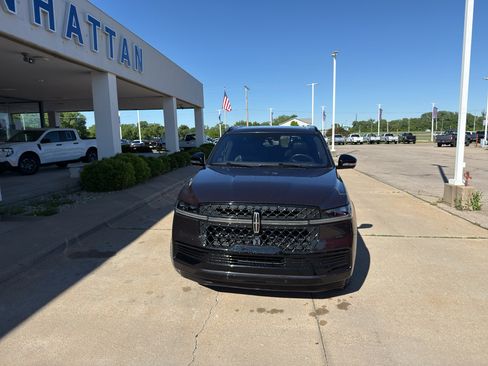 Used 2025 Lincoln Navigator L Reserve w/ Jet Appearance Package AWD/4WD image 3