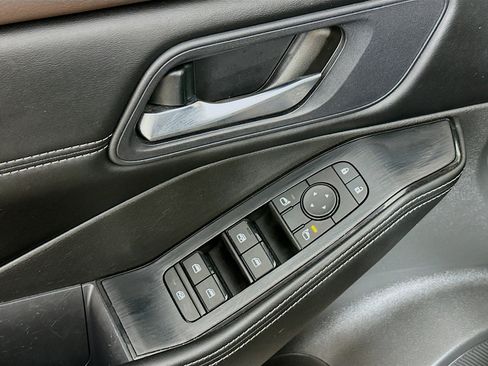 Used 2023 Nissan Rogue SV w/ SV Premium B Package FWD image 15