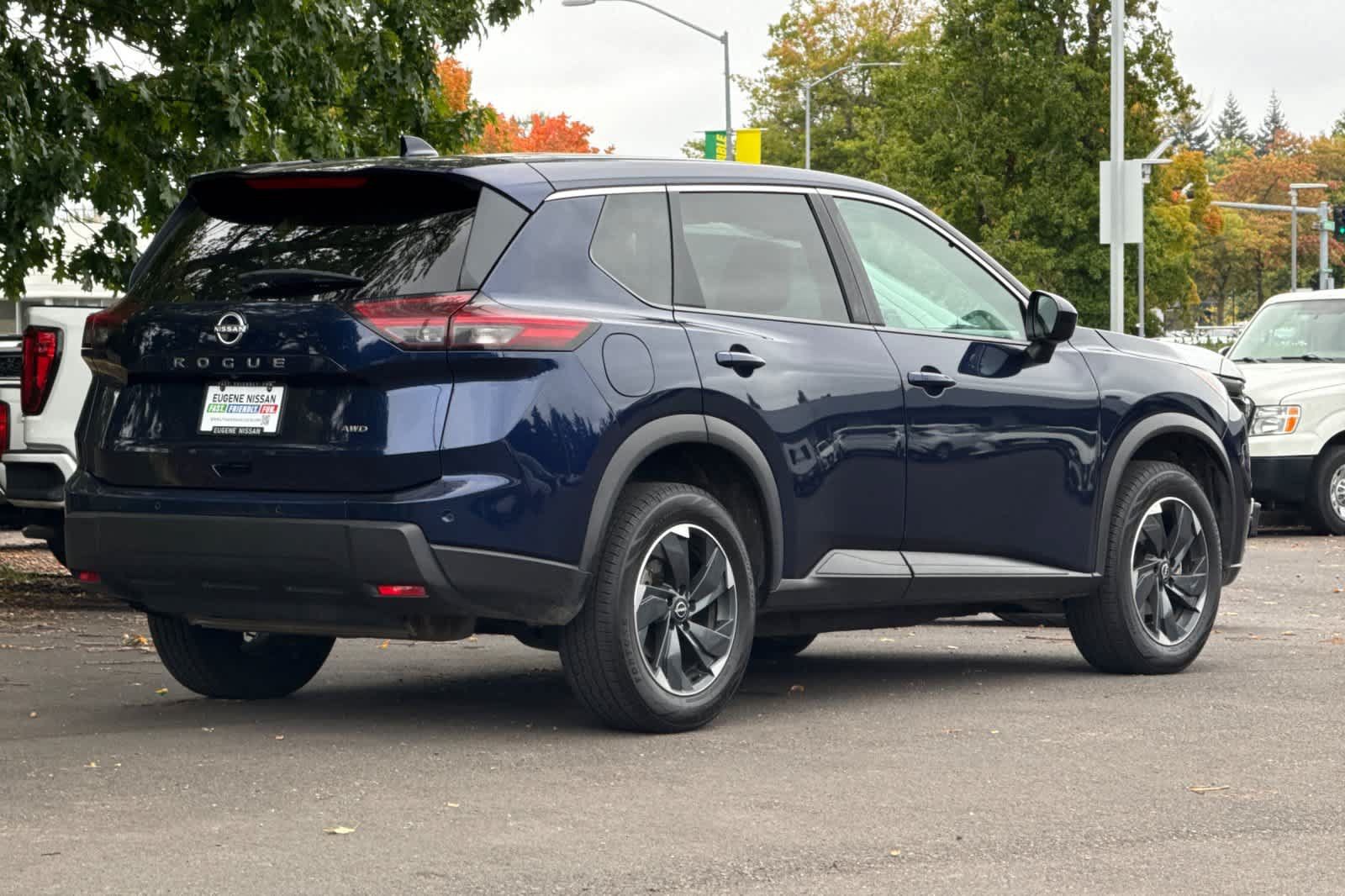 Used 2025 Nissan Rogue SV AWD/4WD image 2