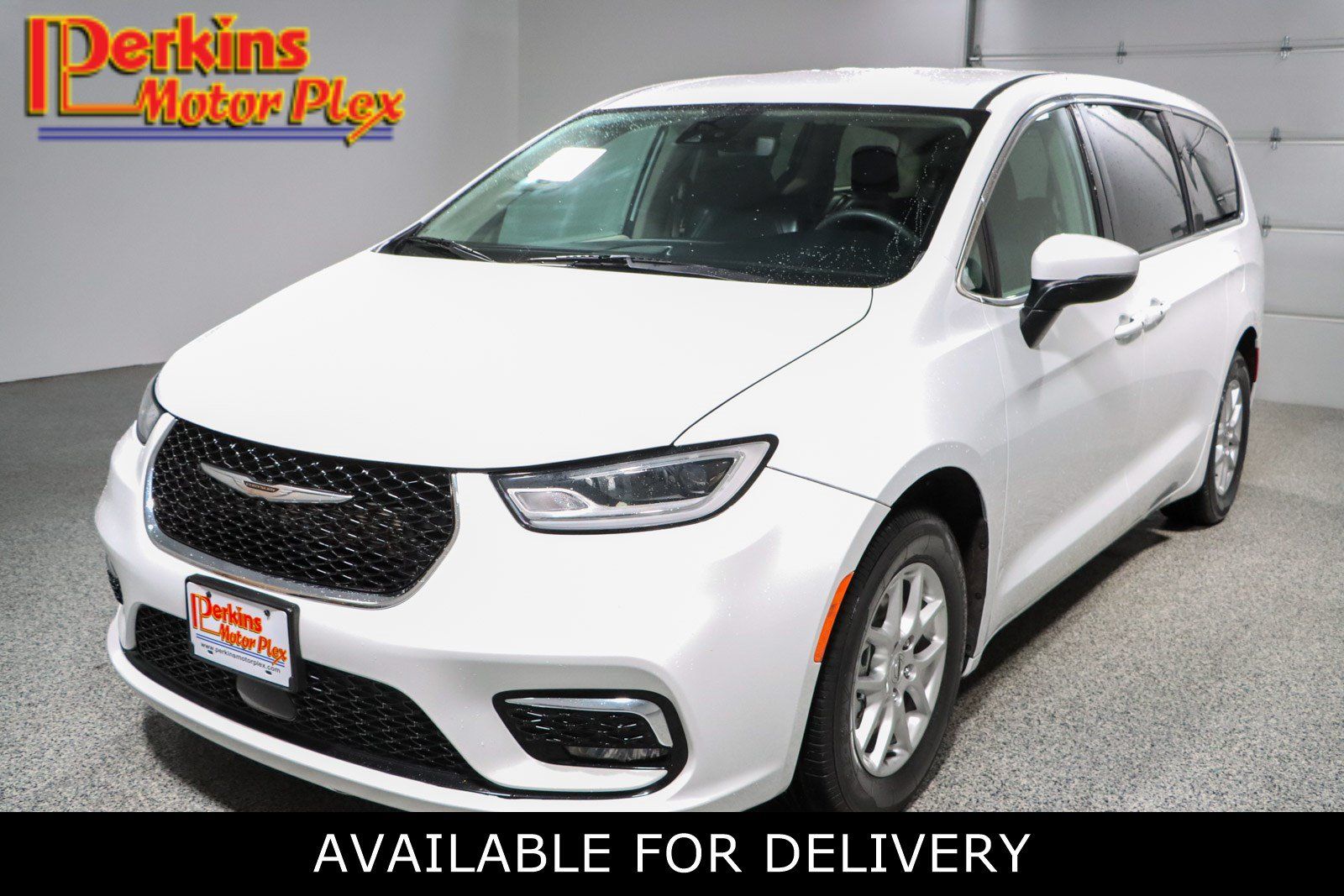 Used 2023 Chrysler Pacifica Touring-L FWD image 1