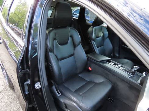 Used 2019 Volvo XC60 T5 Momentum w/ Multimedia Package AWD/4WD image 17