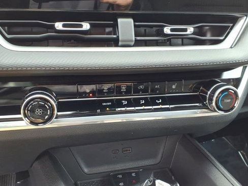 Used 2025 Chevrolet Equinox LT image 10