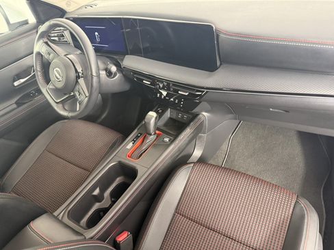 Used 2025 Nissan Kicks SR w/ Illumination Package FWD image 11