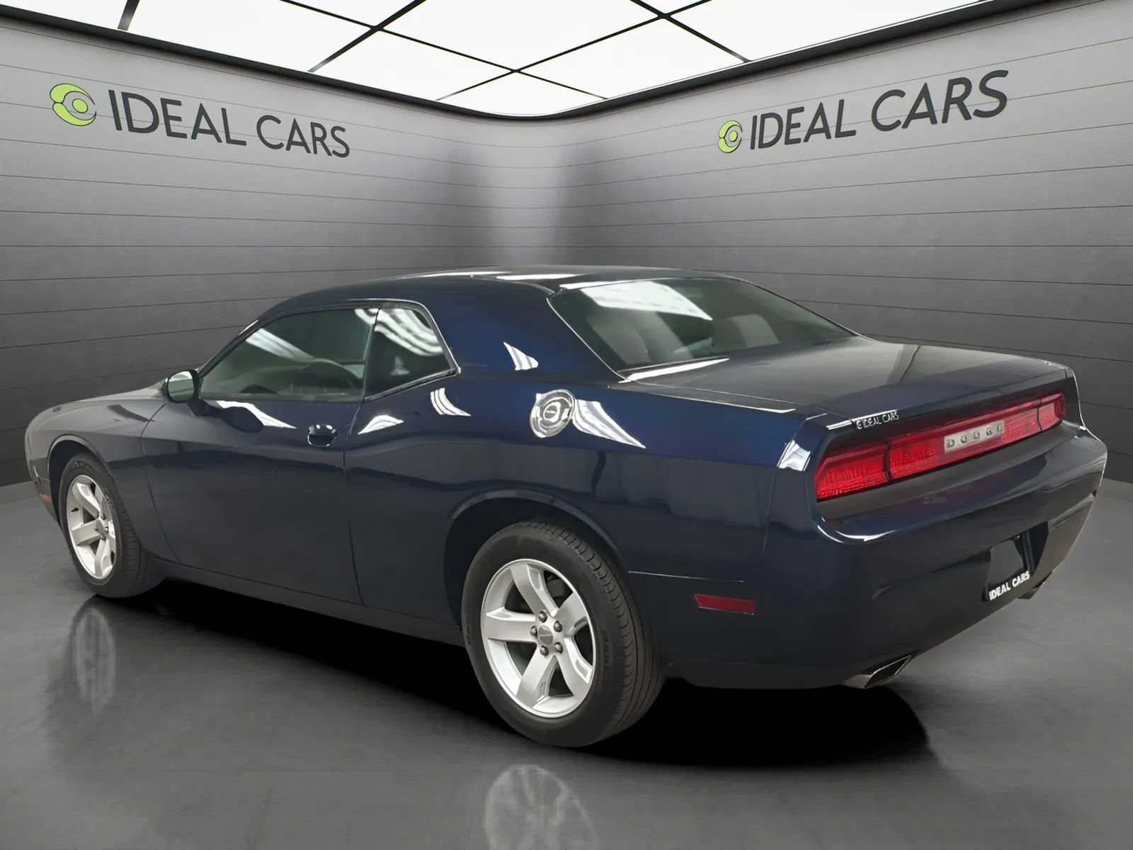 Used 2014 Dodge Challenger SXT RWD image 3