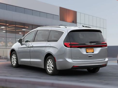 Used 2021 Chrysler Pacifica Touring-L FWD image 5