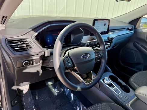 Certified 2025 Ford Escape Active w/ Cold Weather Package image 9