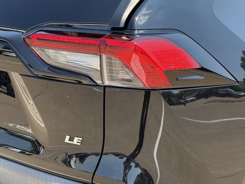 Used 2021 Toyota RAV4 LE FWD image 7