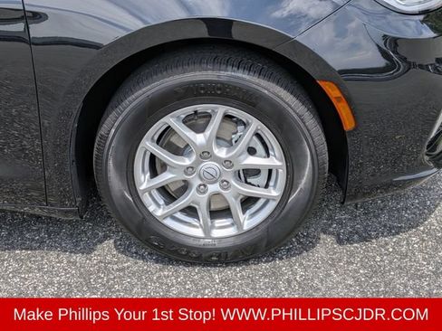Certified 2026 Chrysler Pacifica Select FWD image 10