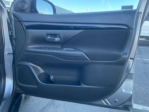 Used 2019 Mitsubishi Outlander ES image 16