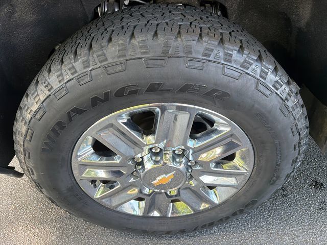 Used 2024 Chevrolet Silverado 2500 High Country w/ High Country Premium Package AWD/4WD image 11