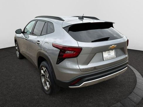 Used 2025 Chevrolet Trax LT image 3