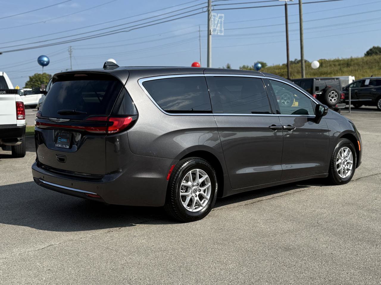 Used 2023 Chrysler Pacifica Touring FWD image 6