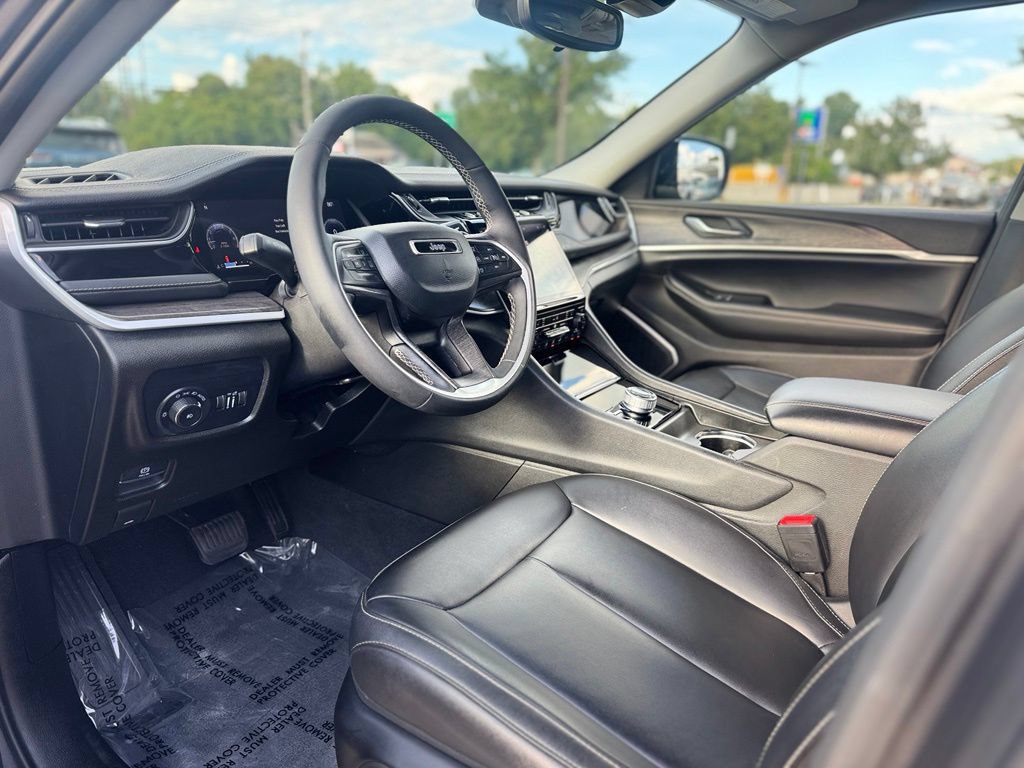 Used 2024 Jeep Grand Cherokee Limited w/ Black Appearance Package AWD/4WD image 15