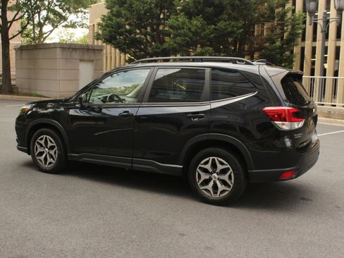 Used 2023 Subaru Forester Premium AWD/4WD image 9
