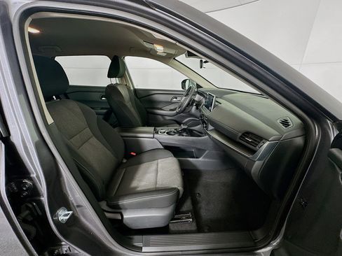 Used 2025 Nissan Rogue SV image 31