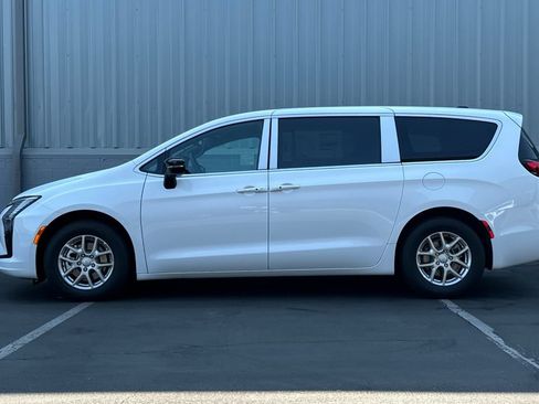 New 2027 Chrysler Pacifica Select FWD image 7