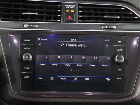 Used 2022 Volkswagen Tiguan SE AWD/4WD image 19