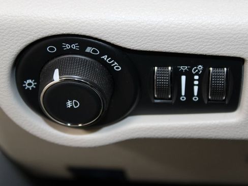 Used 2024 Chrysler Pacifica Touring-L image 22