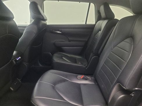 Used 2020 Toyota Highlander XLE FWD image 18