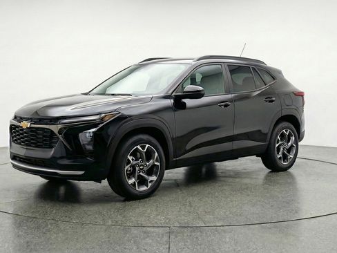 Used 2025 Chevrolet Trax LT image 3