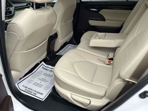 Used 2020 Toyota Highlander XLE FWD image 17
