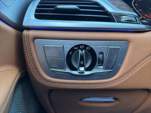 Used 2020 BMW 750i xDrive 750i xDrive image 32