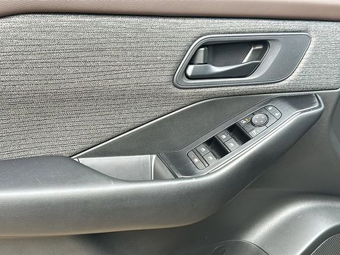 Used 2023 Nissan Rogue S image 16