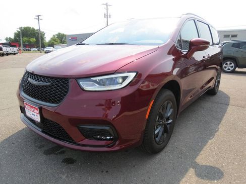 Used 2021 Chrysler Pacifica Touring AWD/4WD image 4