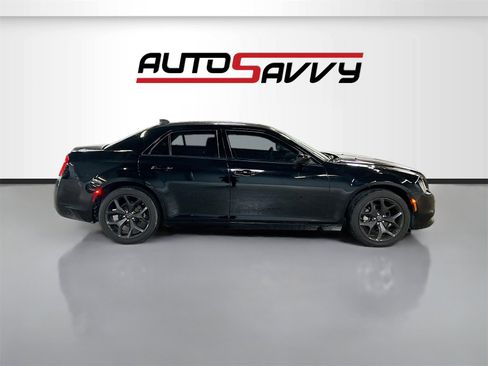 Used 2023 Chrysler 300 Touring w/ Sport Appearance Package image 8