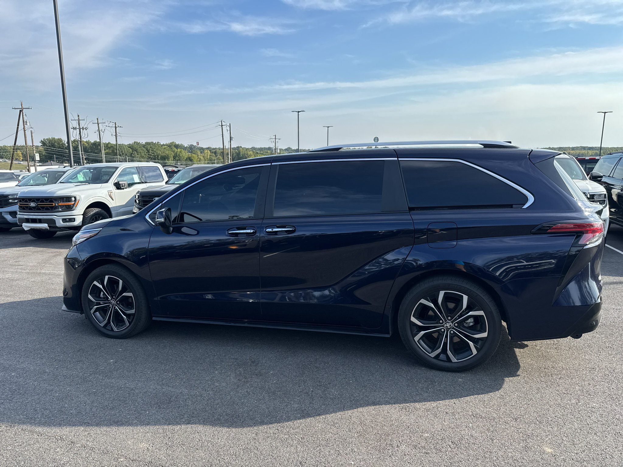 Used 2025 Toyota Sienna Platinum FWD image 8
