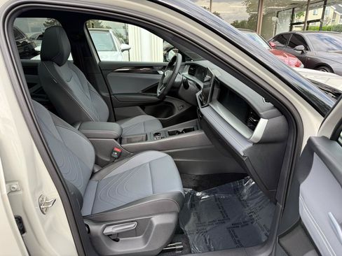 Used 2025 Volkswagen Tiguan SE R-Line AWD/4WD image 25