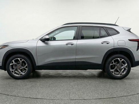 Used 2025 Chevrolet Trax LT w/ LT Convenience Package image 5