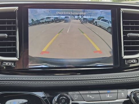 Used 2024 Chrysler Pacifica Touring FWD image 17