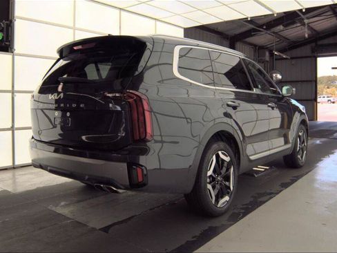 Used 2025 Kia Telluride S FWD image 9