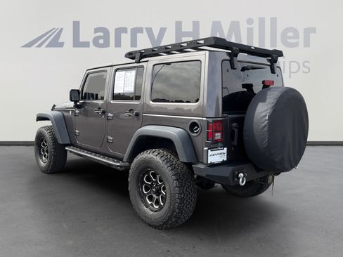 Used 2016 Jeep Wrangler Unlimited Rubicon w/ Connectivity Group AWD/4WD image 3