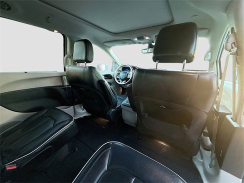 Used 2021 Chrysler Pacifica Limited image 31