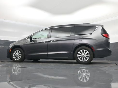 Used 2018 Chrysler Pacifica Touring Plus image 44