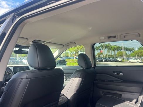 Used 2025 Nissan Pathfinder SL w/ Black Appearance Package image 33