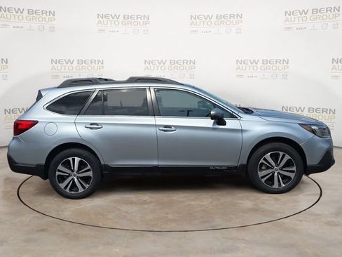 Used 2018 Subaru Outback 3.6R Limited AWD/4WD image 6