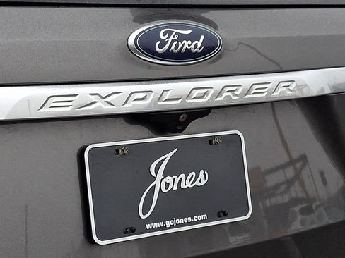 Used 2016 Ford Explorer Platinum image 38