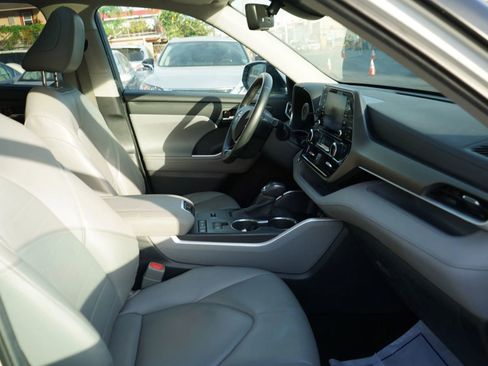 Used 2020 Toyota Highlander XLE FWD image 18